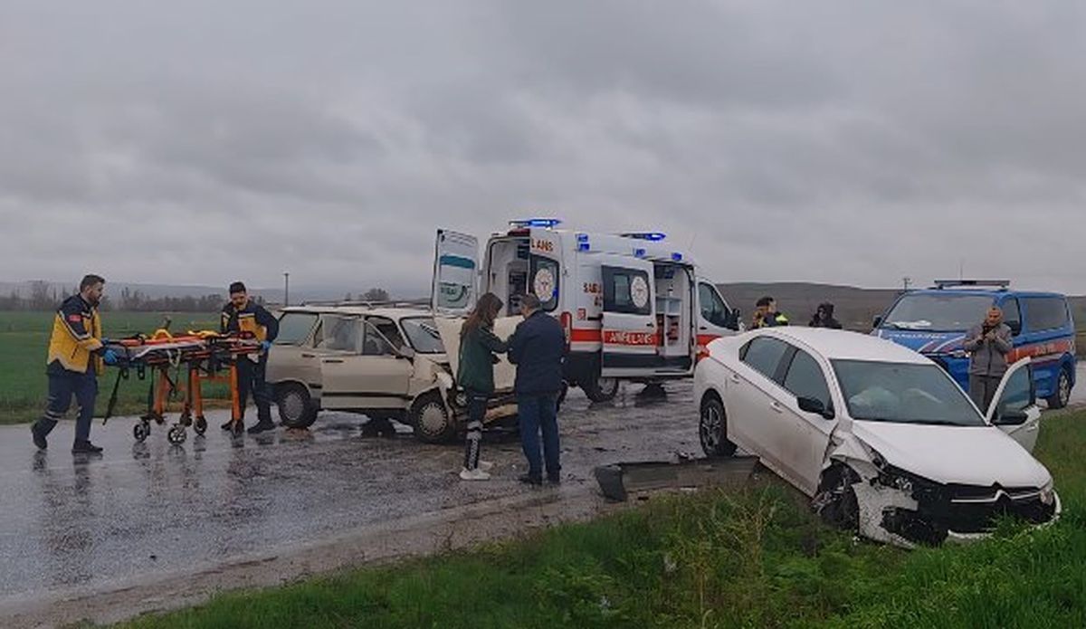 Çorum\'da Kaza: 3 Yaralı