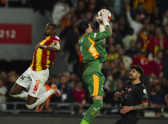 Galatasaray zorlu Göztepe deplasmanında moral buldu