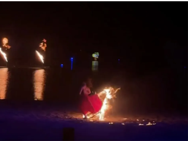 Gösteride elbisesi alev alan dansçı nehire atlayarak canını kurtardı