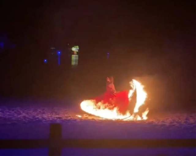 Gösteride elbisesi alev alan dansçı nehire atlayarak canını kurtardı