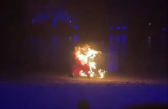 Gösteride elbisesi alev alan dansçı nehire atlayarak canını kurtardı