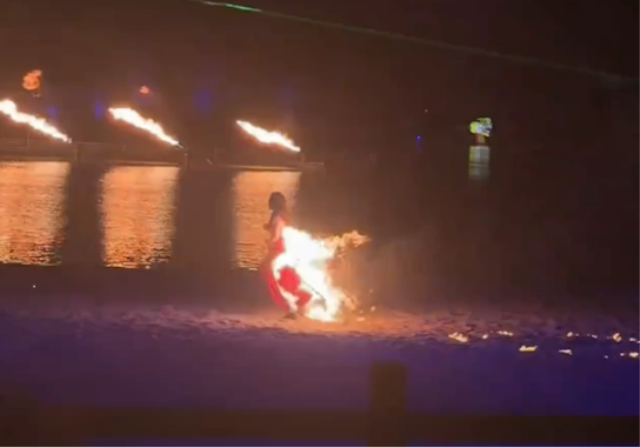 Gösteride elbisesi alev alan dansçı nehire atlayarak canını kurtardı