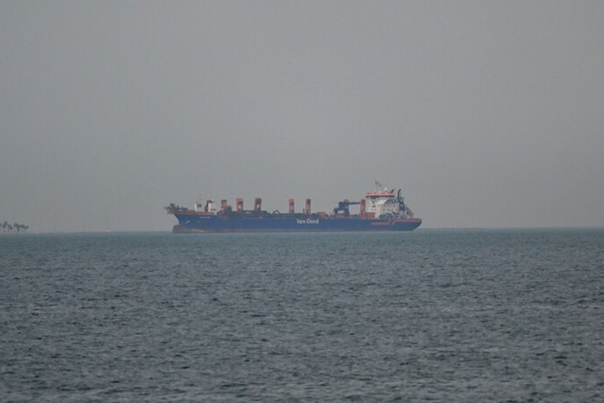 Dünya rahat nefes aldı! Hürmüz Boğazı\'ndan ilk gemiler peş peşe geçti