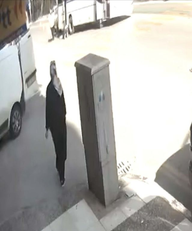 Minibüs Altında Kalan Adam Ağır Yaralandı