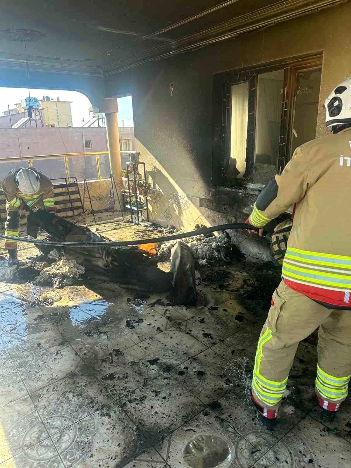 Reyhanlı\'da evin balkonundan alevler yükseldi