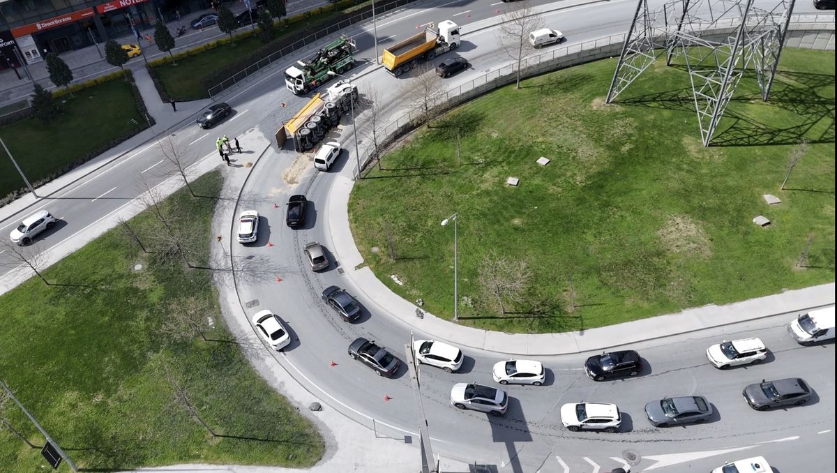 Sarıyer\'de Hafriyat Kamyonu Devrildi