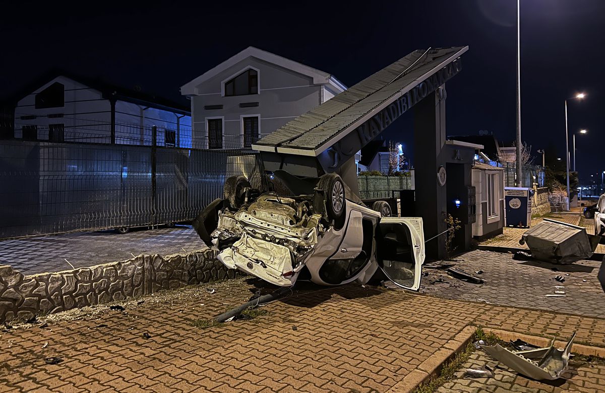 Kayseri\'de Takla Atan Araç Beton Bloğa Çarptı