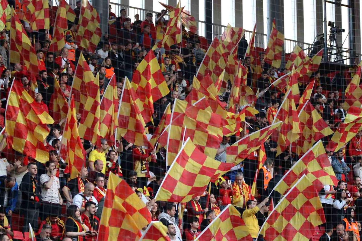 Göztepe - Galatasaray Maçı Başladı