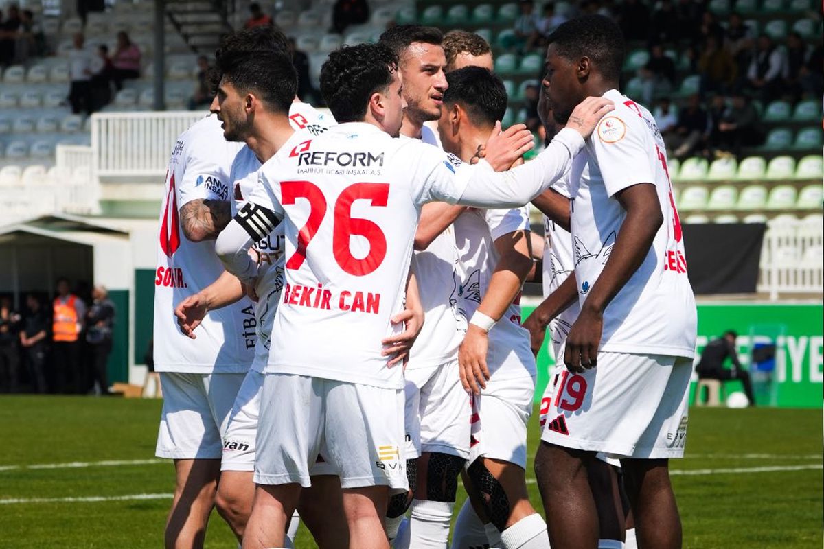 Vanspor, Serik Spor karşısında farka koştu