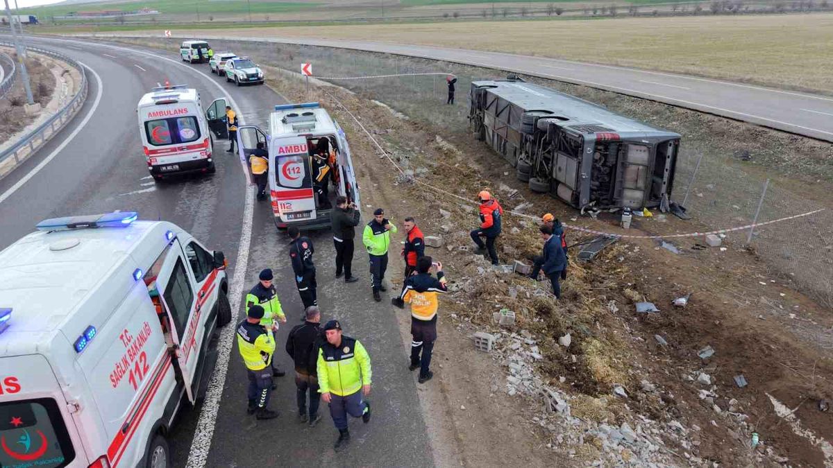 Aksaray\'da Yolcu Otobüsü Devrildi: 23 Yaralı