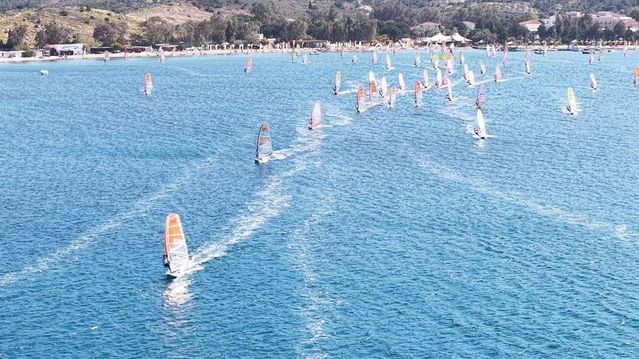 Foça’da Rüzgar Sörfü Şampiyonası Başladı