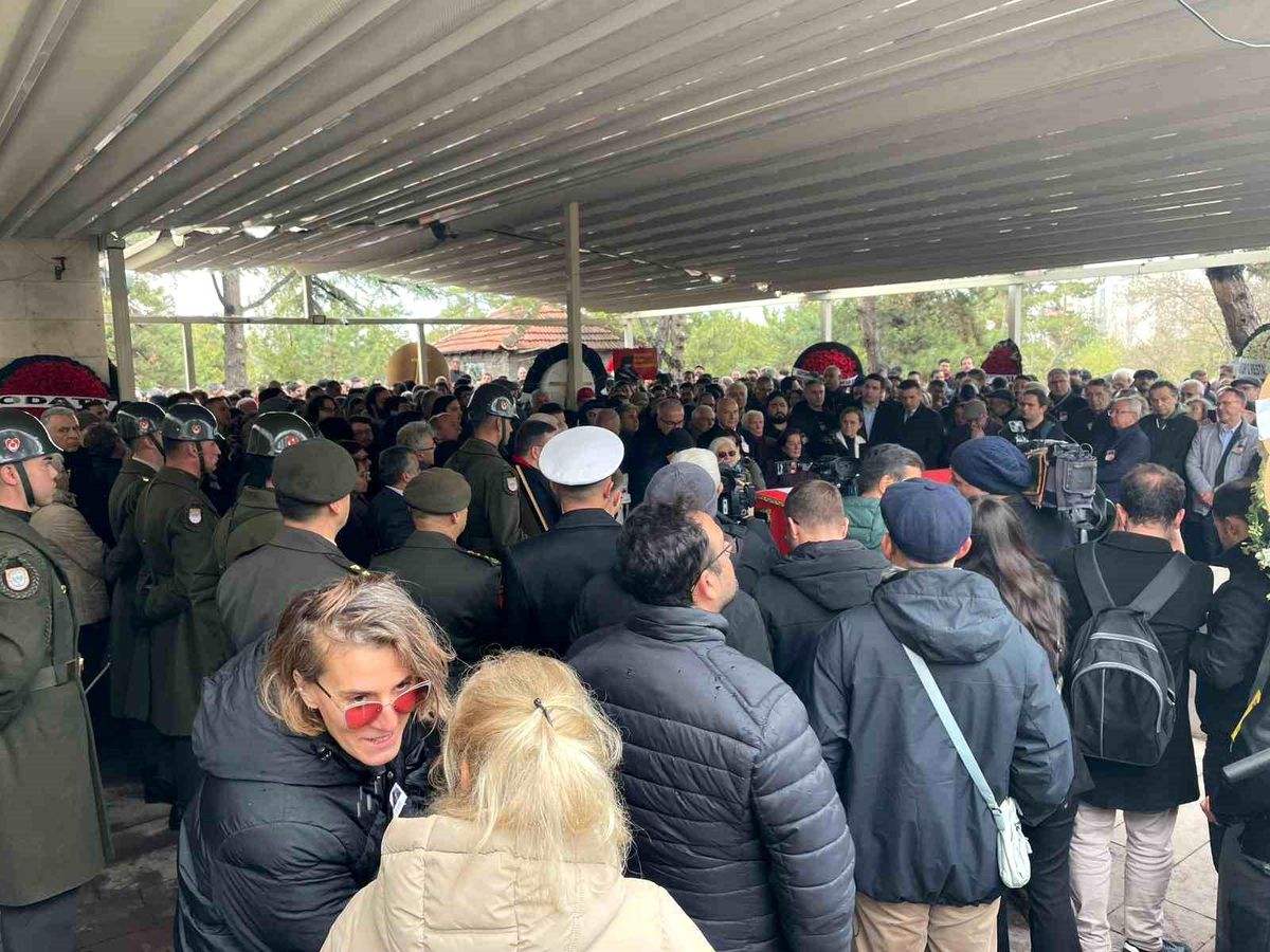 Yalçın Küçük son yolculuğuna uğurlandı