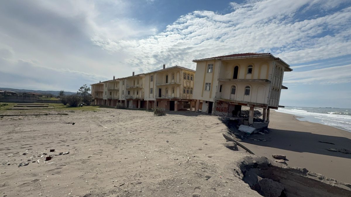 Kıyı Erozyonu Villayı Yıktı