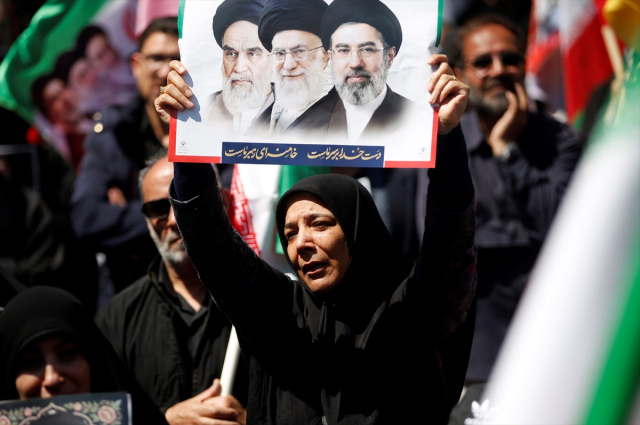 Tahran'da Ali Hamaney için anma yürüyüşü