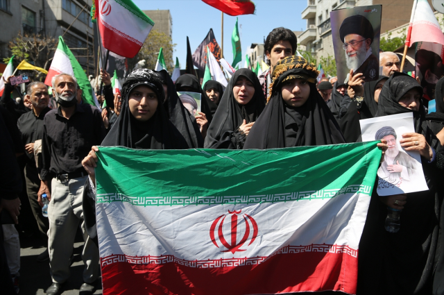 Tahran'da Ali Hamaney için anma yürüyüşü