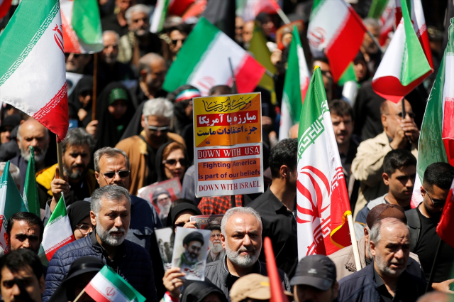 Tahran'da Ali Hamaney için anma yürüyüşü