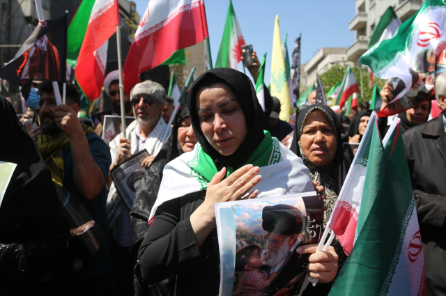Tahran'da Ali Hamaney için anma yürüyüşü