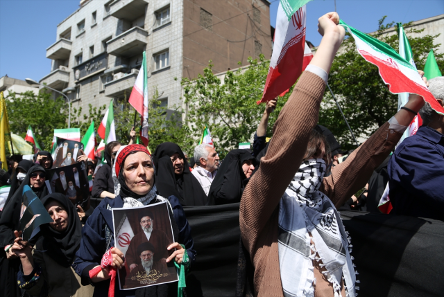 Tahran'da Ali Hamaney için anma yürüyüşü