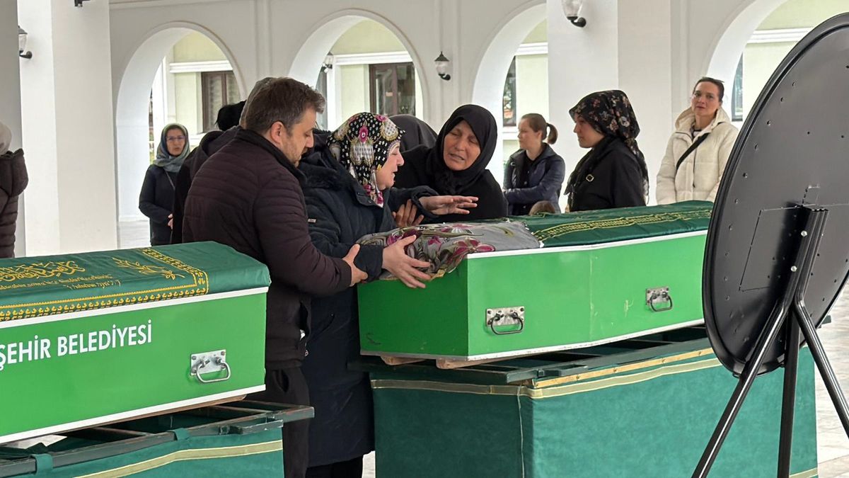 Sincan\'da Cinayet: Anne ve Kız Toprağa Verildi