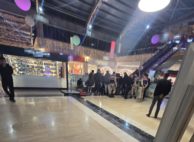 AVM'de yürüyen merdivene eli sıkışan çocuğun parmağı koptu