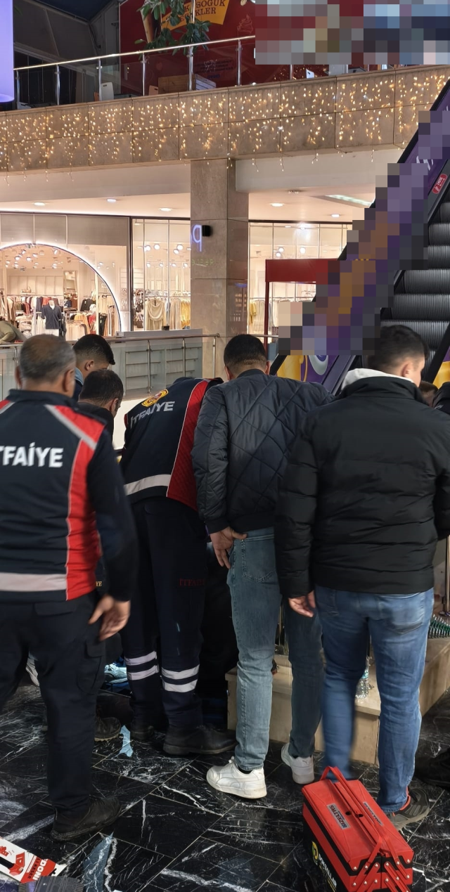 AVM'de yürüyen merdivene eli sıkışan çocuğun parmağı koptu