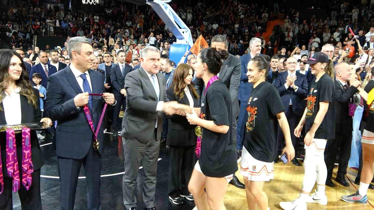 Bakan Bak, ÇBK Mersin\'in şampiyonluk sevincine ortak oldu