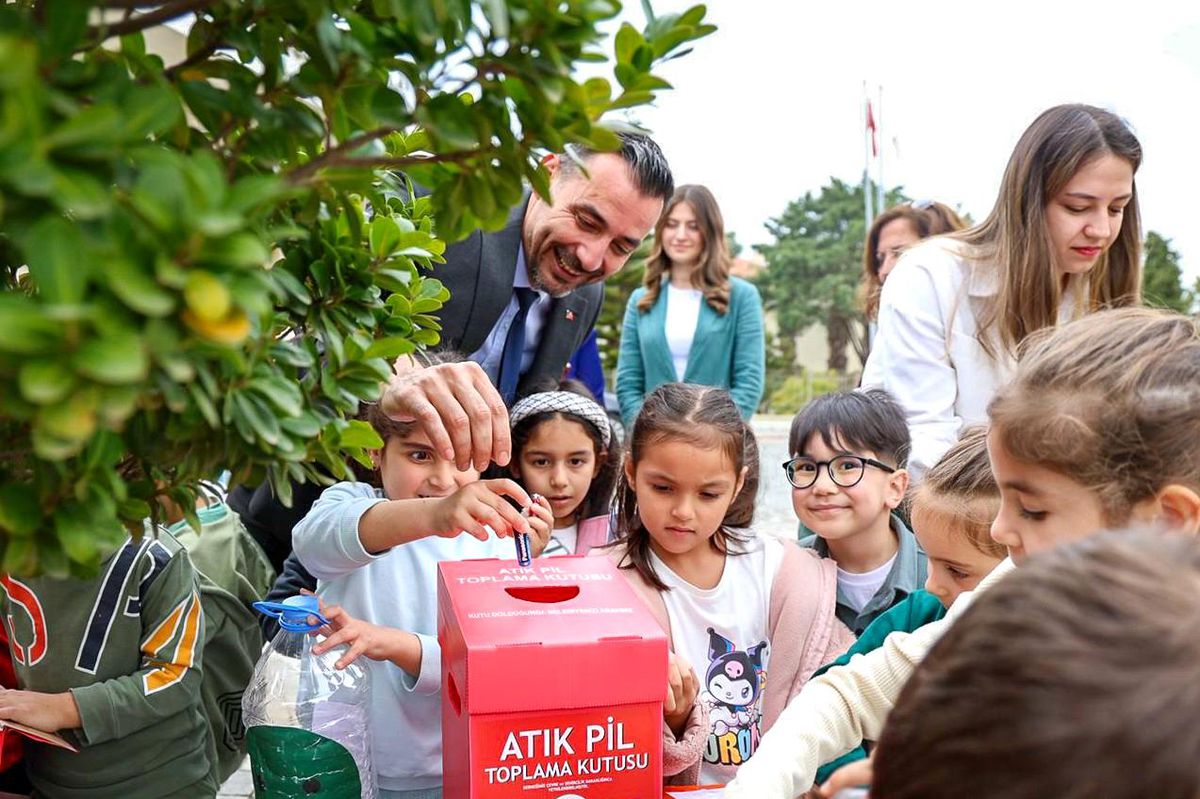 Başkan Vekili Çiçek miniklerle birlikte atık pil topladı