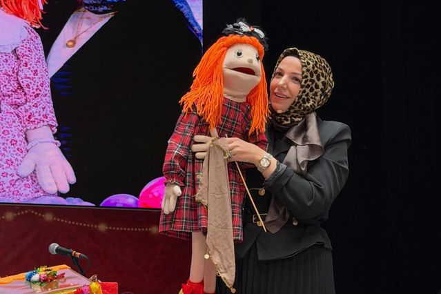 Bir öğretmen, bir kukla, binlerce gülümseme: “Tarçın” sınıfları şenlendiriyor