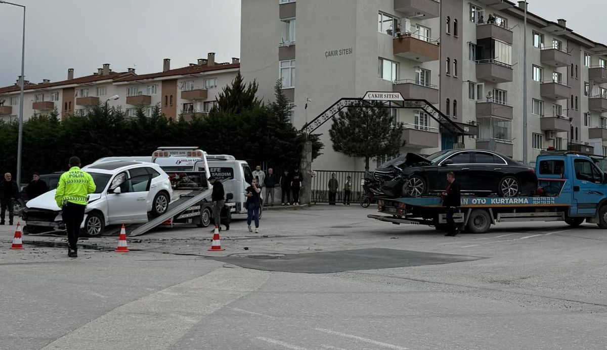 İnegöl\'de Otomobil Kazası: 2 Yaralı