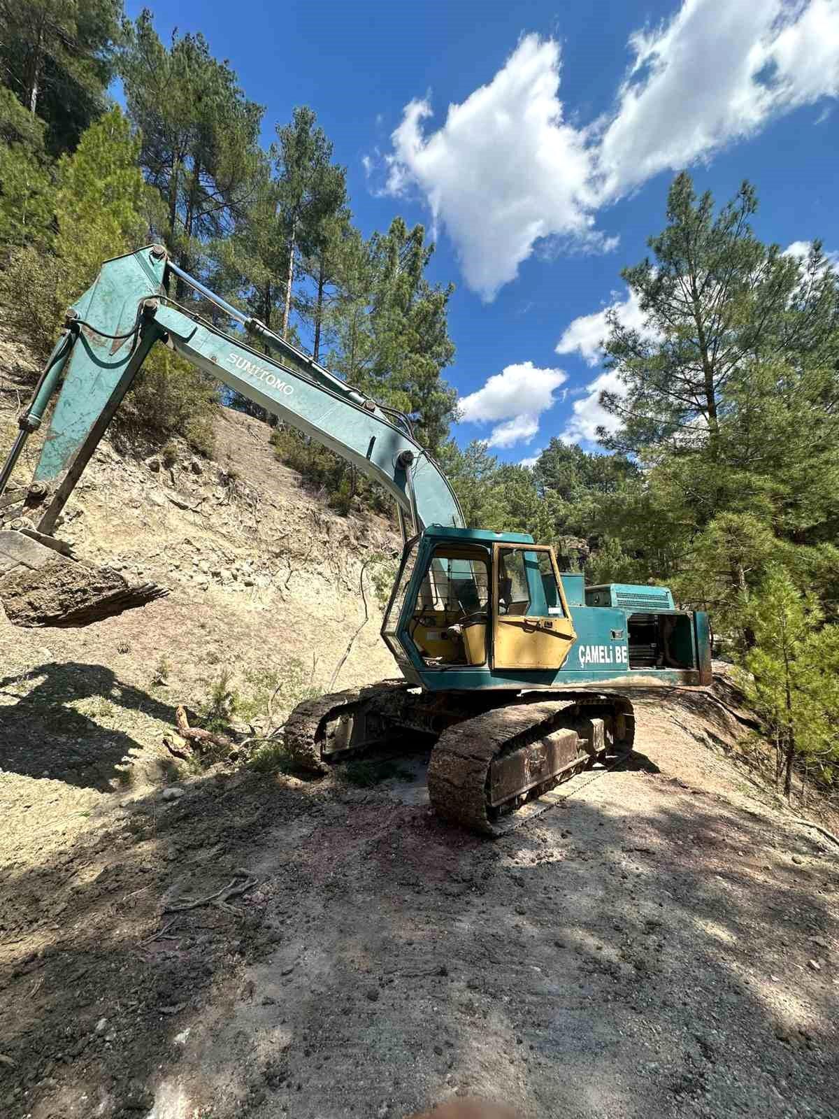 Çameli Belediyesi heyelan sonucu kapanan yolları ulaşıma açtı