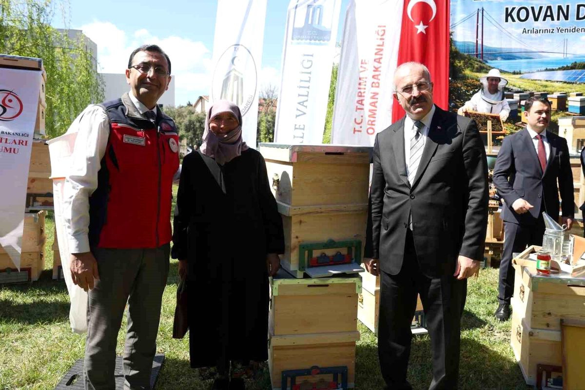 Çanakkale\'de Arıcılara Kovan Desteği