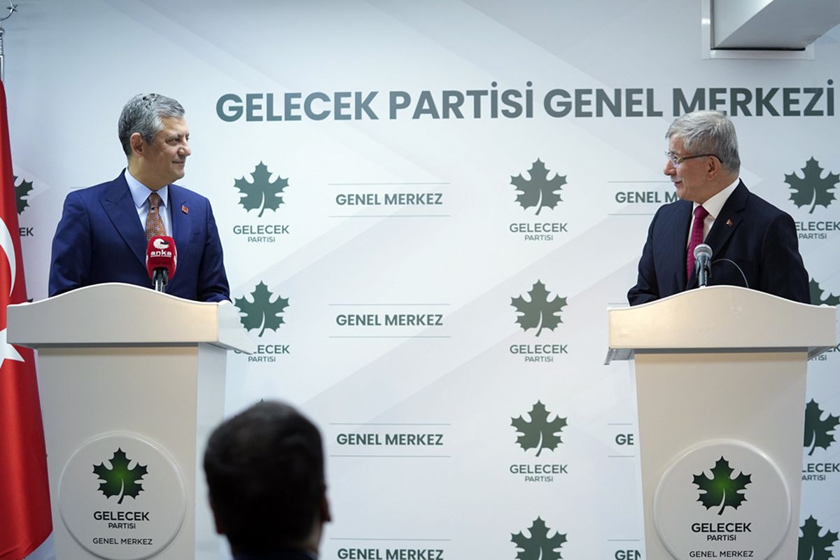 Davutoğlu\'ndan Özgür Özel\'le ilgili dikkat çeken sözler: Namazdan çıkıp telefona bakıyorum...