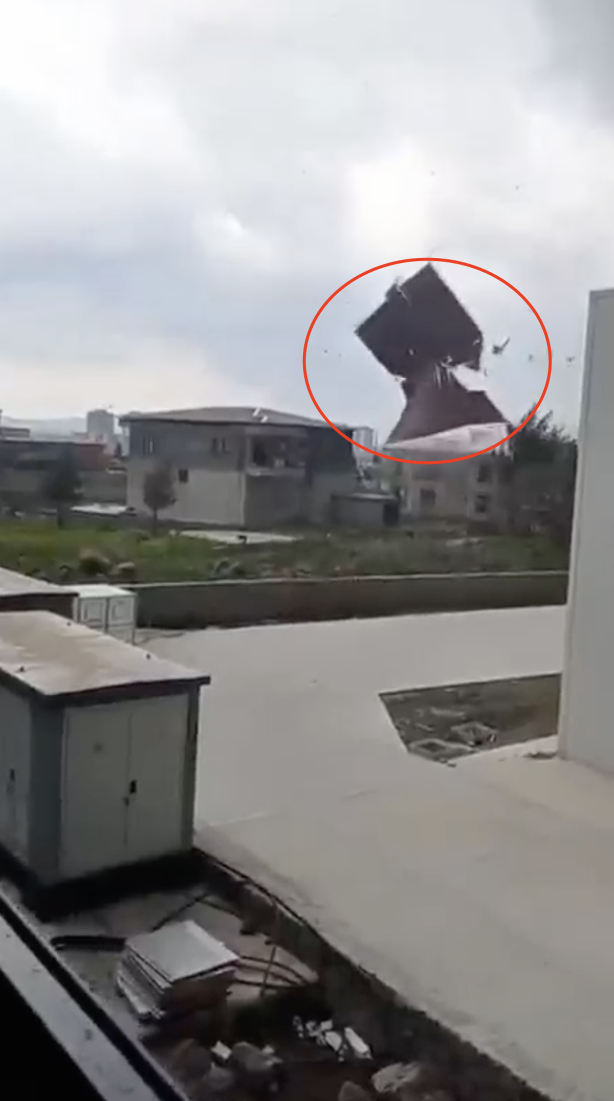 Diyarbakır\'da rüzgar evin çatısını uçurdu