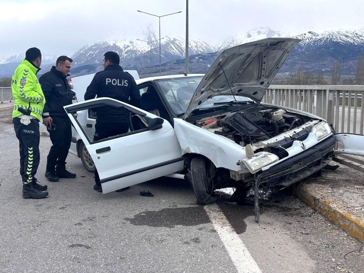 Erzincan\'da Trafik Kazası: 2 Yaralı