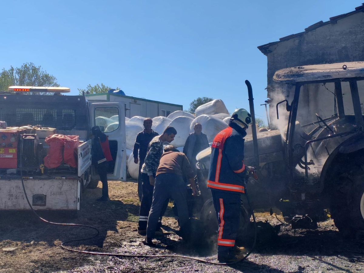 Traktör Yangınında Kullanılamaz Hale Geldi