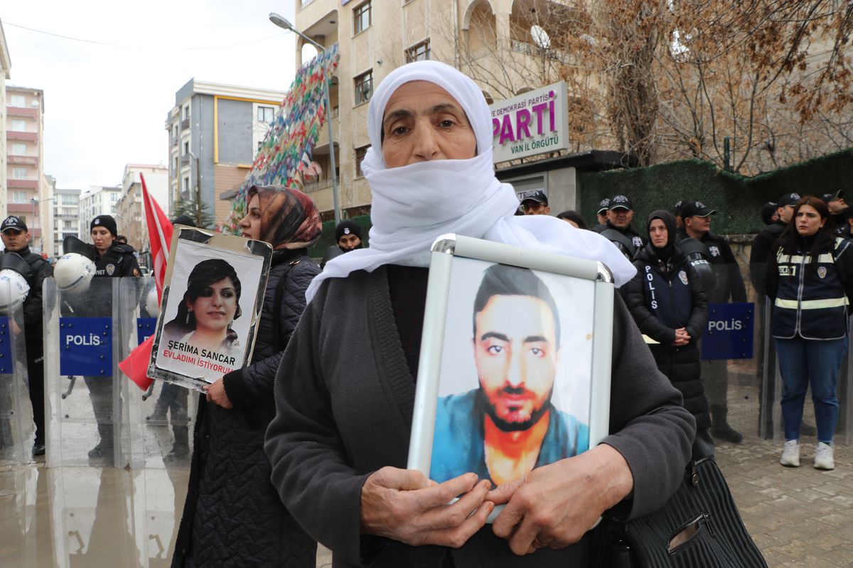 Evlat nöbetindeki anne: Ceza yok, gelin teslim olun