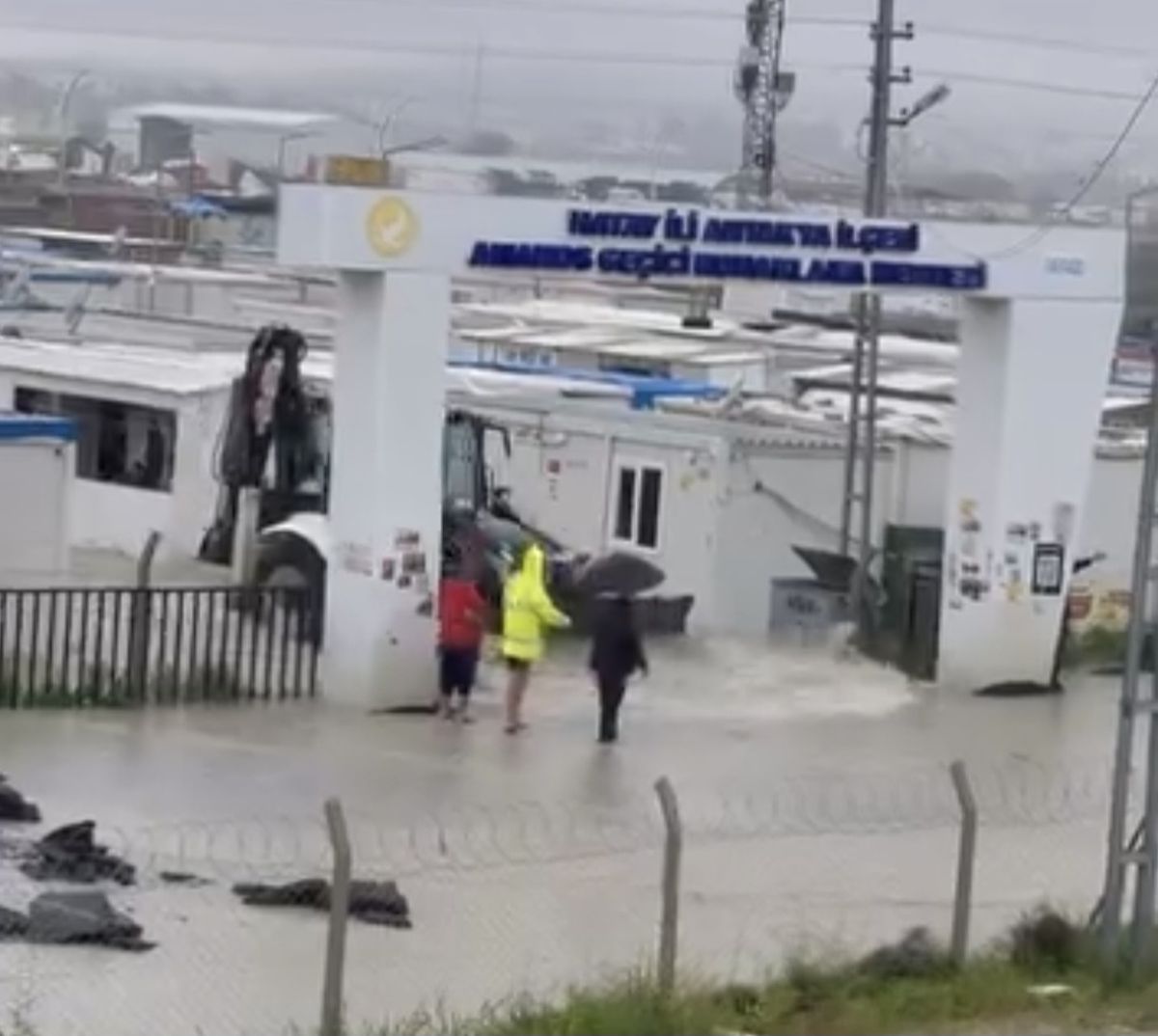 Hatay\'da Şiddetli Yağış: Yollar Göle Döndü