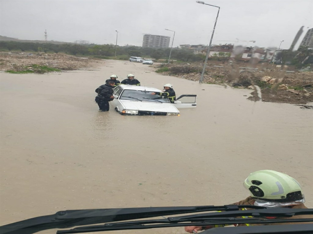 Hatay'da şiddetli yağış; yollar göle döndü, evleri su bastı