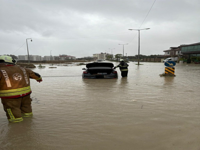 Hatay'da şiddetli yağış; yollar göle döndü, evleri su bastı