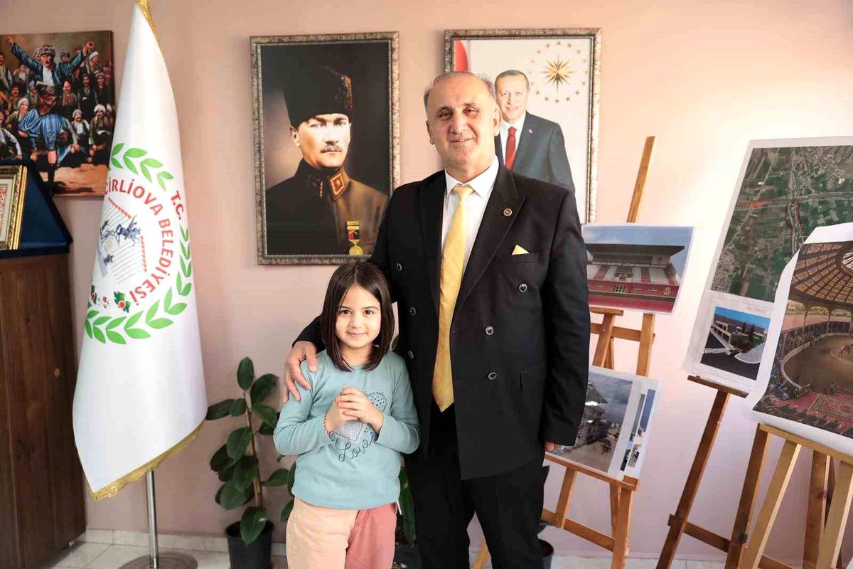 İlkokul öğrencisi Sare, ödevini Başkan Kaya ile yaptı