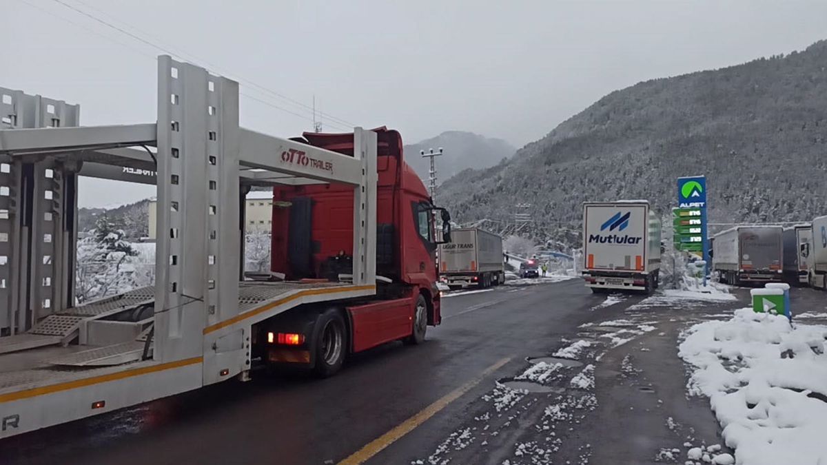 Posof\'ta Kar Yağışı, Ilgar Geçidi Kapandı