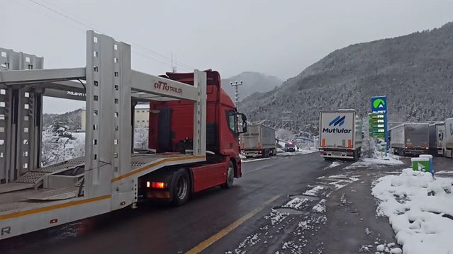 Posof’ta Kar Yağışı, Ilgar Geçidi Kapandı