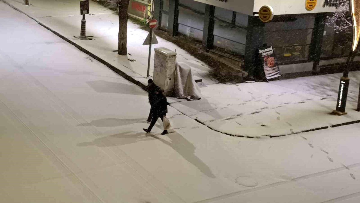 Kars\'ta nisan sürprizi: Şehir merkezi 5 dakikada beyaza büründü