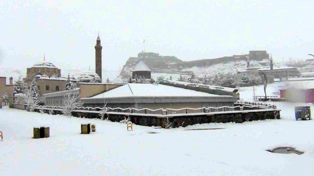 Kars\'ta Nisan\'da Beklenmedik Kar Yağışı