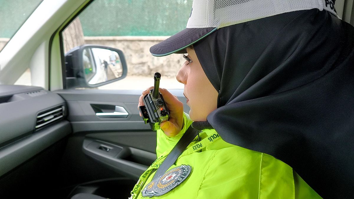 Kars\'ta Kadın Polislerin Trafik Denetimi