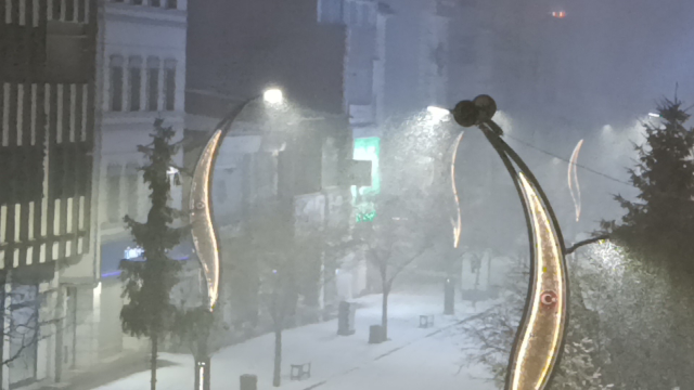 Kars'ta nisan sürprizi: Şehir merkezi 5 dakikada beyaza büründü