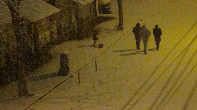 Kars'ta nisan sürprizi: Şehir merkezi 5 dakikada beyaza büründü