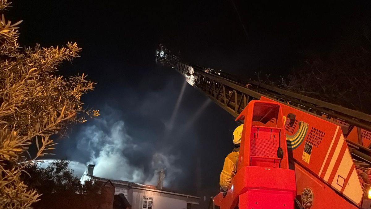 Kartal\'da Çatı Yangını: 2 Yaralı