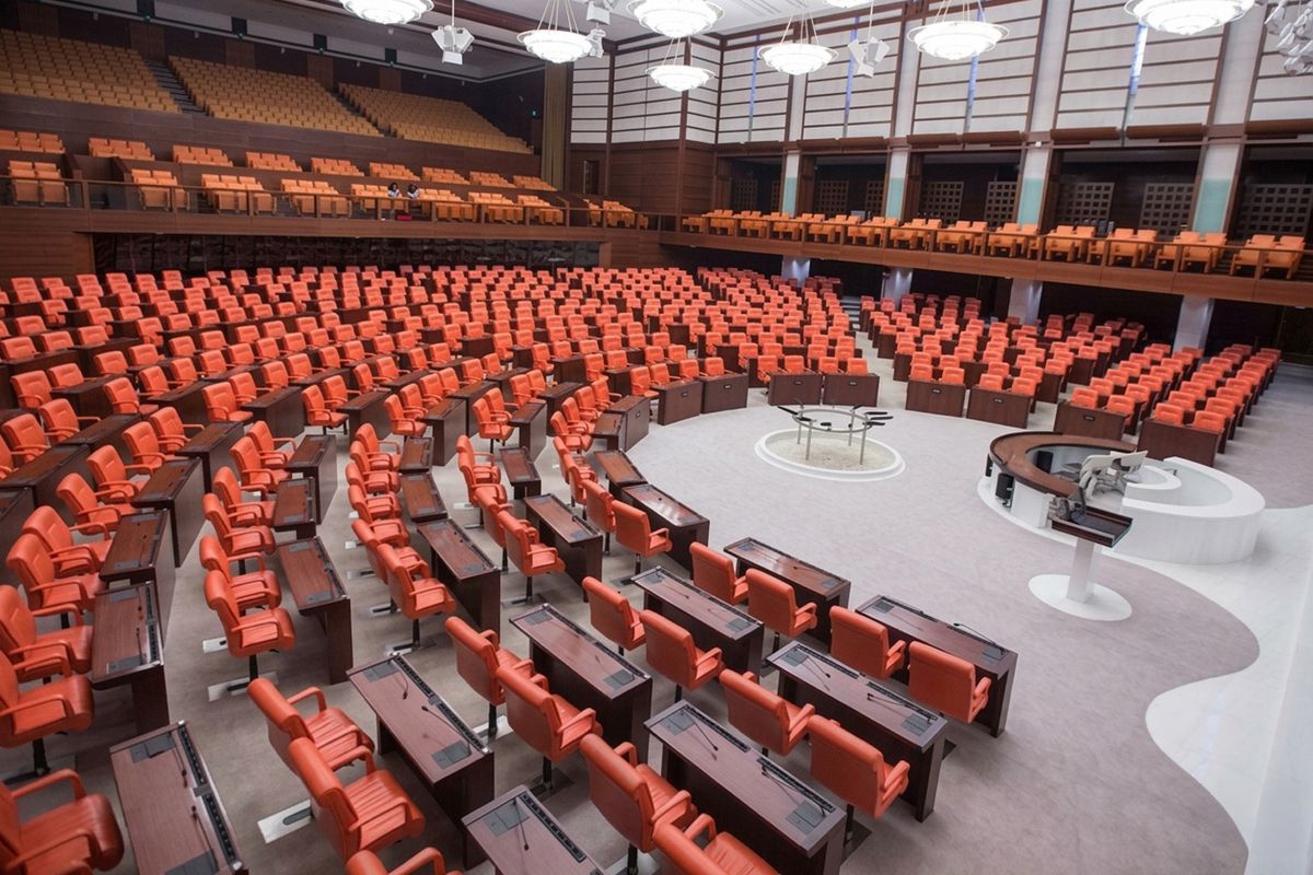 Meclis\'te yoklama krizi! Partiler birbirini suçluyor, yasayı bekleyen anneler isyanda