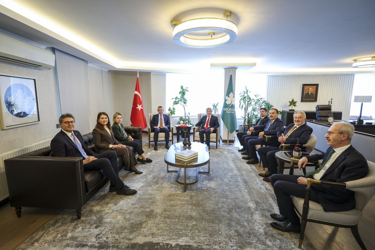 Özgür Özel\'den Siyasi Ahlak Yasası Vurgusu